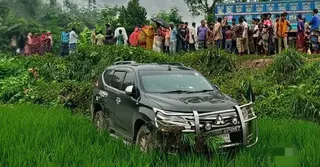 বৃদ্ধাকে বাঁচাতে বগুড়ায় দুর্ঘটনার শিকার জনপ্রশাসন প্রতিমন্ত্রীর গাড়ি